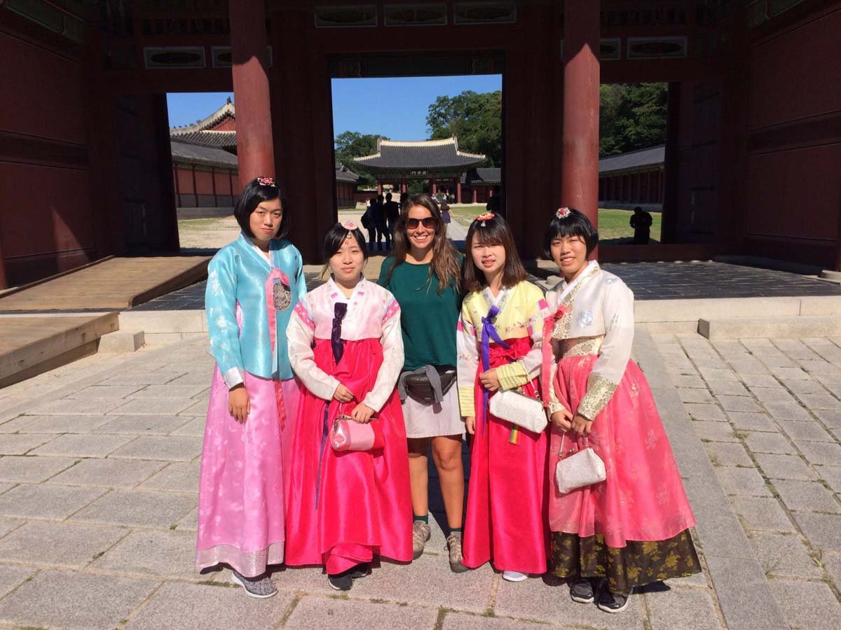 Fotografía de visitantes caminando a través de los toriis, arcos culturalmente representativos de Japón.